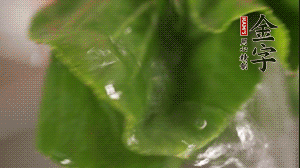 小青菜从根部掰开，，别离洗净。。