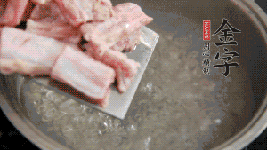 剁成块状的排骨洗净，放入沸腾的锅中，加姜片汆烫，2分钟后捞出备用！。