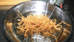虫草花用凉水浸泡10分钟，，干香菇温水泡发至软去蒂备用。。。莲子、、红枣也可一起洗濯干净。。。