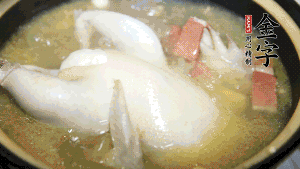 煮沸时参与虫草花、、香菇、、红枣，，以料酒调味持续小火炖煮1小时左右。。。