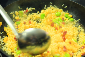 而后参与炒好的食材混合均匀，，炒熟即可。。出锅前加一些黑胡椒、盐和葱花就能够啦。。。！！！