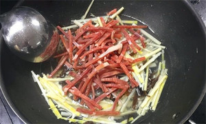 火腿丝、、笋丝、、黑木耳丝汆水后，，，沥干。