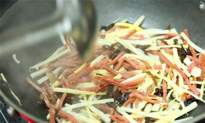 起油锅，，，蒜茸煸香，，，倒入所有食材，，，加料酒翻炒至熟即可。