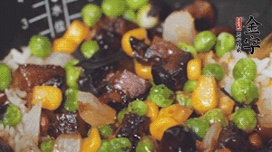 出锅前加蚝油、、生抽调味，，，撒点熟白芝麻即可。。。