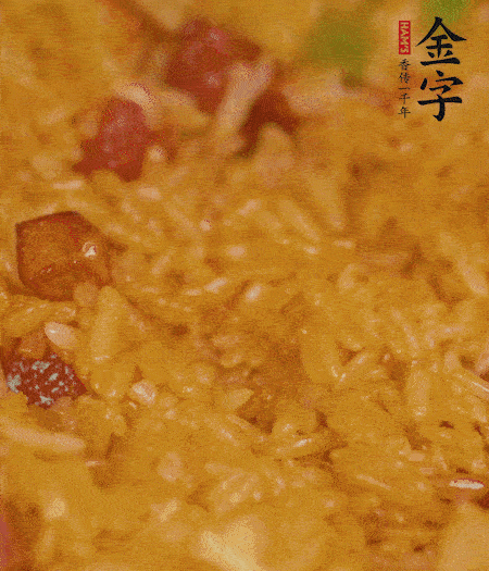 放一撮盐、、、生抽一些，倒入炸好的芋头。最后撒葱花、、、蒜末翻炒均匀。