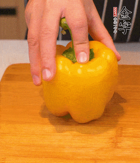 干花菇提前泡发，，，胡萝卜、青椒、黄椒和花菇切丁，，，小红椒切圈，，，小葱切末。。