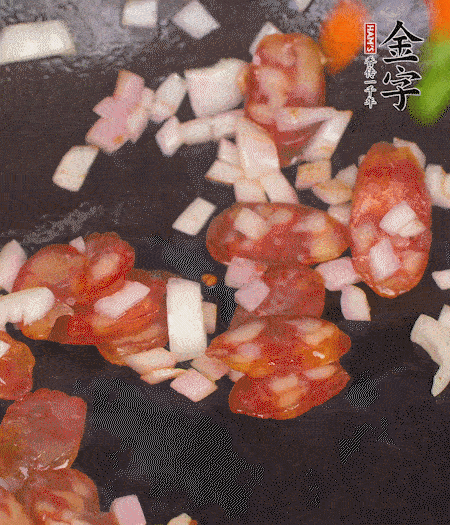 热锅倒油，，，爆香洋葱，，，放香肠煸炒出油，，，再倒入胡萝卜、豌豆、小红椒和干花菇翻炒。。