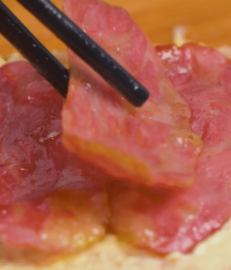 放上火腿、、、芝士片、、、生菜，再放一片土司。