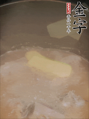 排骨洗净，加生姜、、、黄酒焯水，温水洗净备用。。