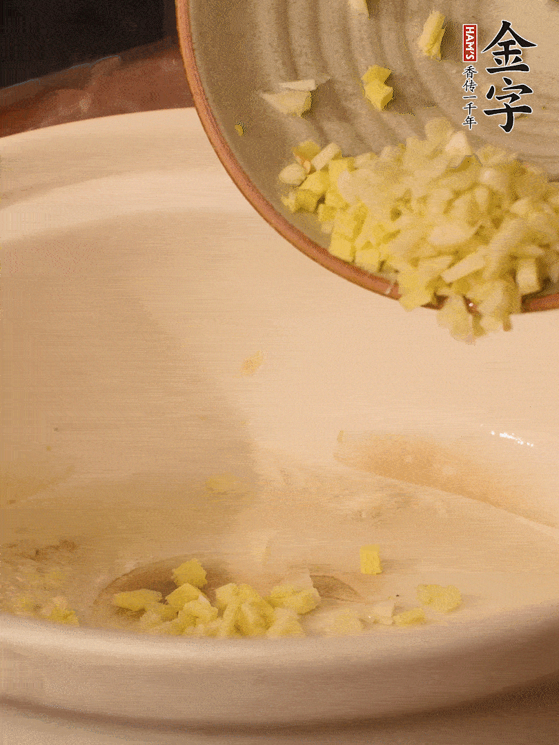 热油下锅，姜爆香。。。下冬瓜略微翻炒。。。