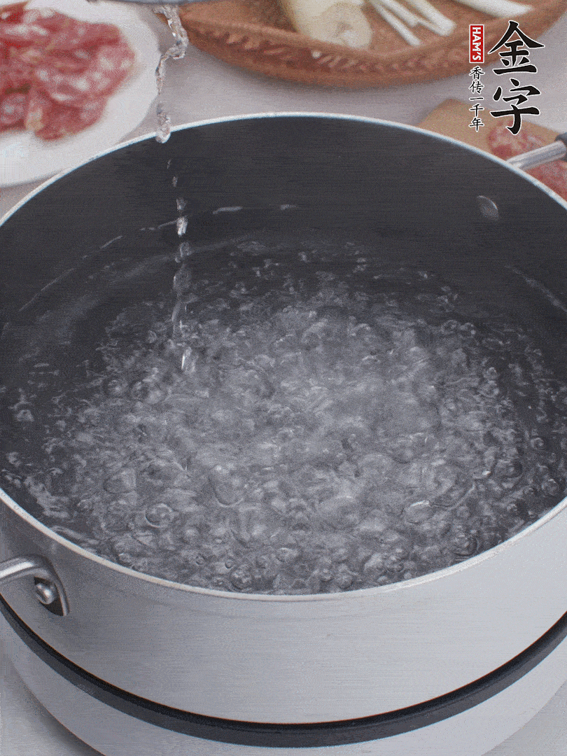 春笋去壳切片，焯水3分钟。。。
