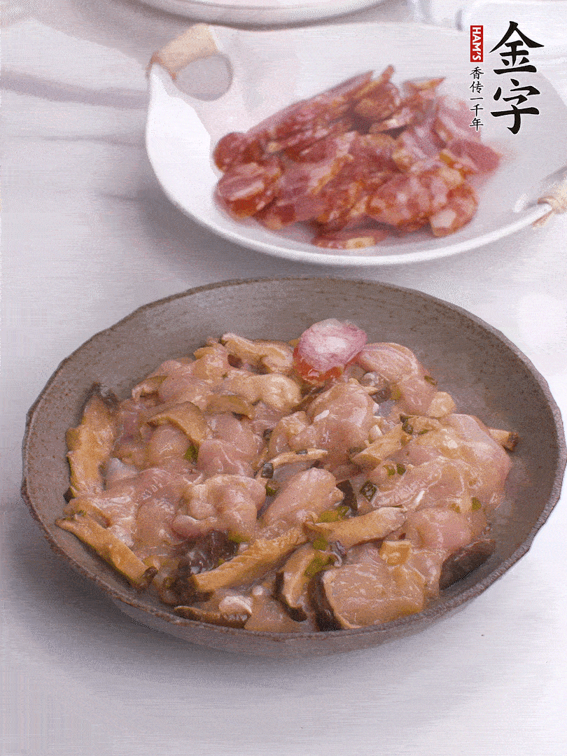 腌制后，鸡肉中加淀粉1勺，顶部码上香肠片。