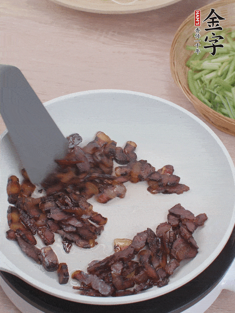 起锅热油，，，煸香酱油肉。