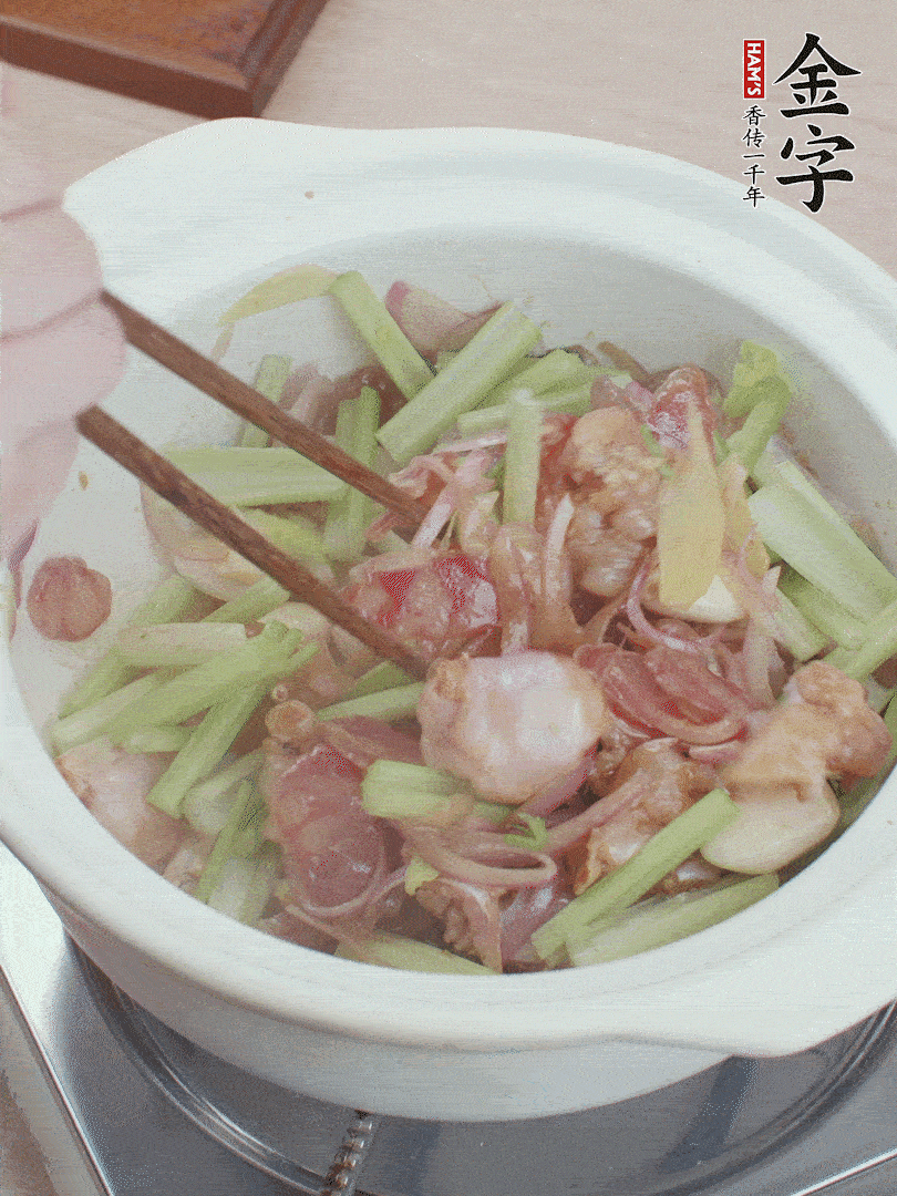 下牛蛙、、、芹菜、、、香肠翻炒。