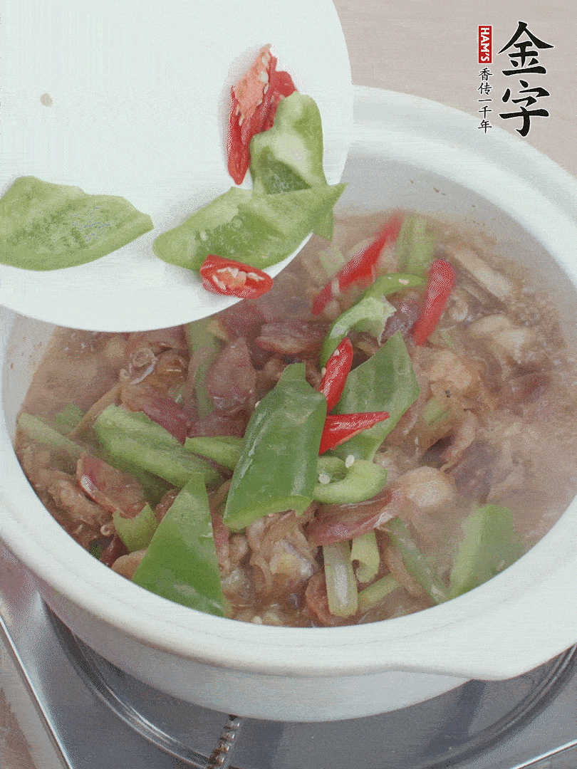 下绿菜椒，翻炒1分钟。