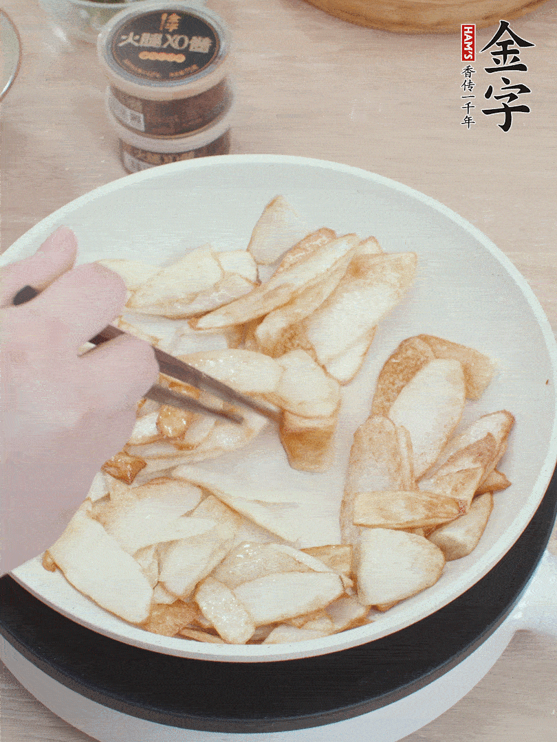 锅中热油，，山药煎至两面金黄。。。
