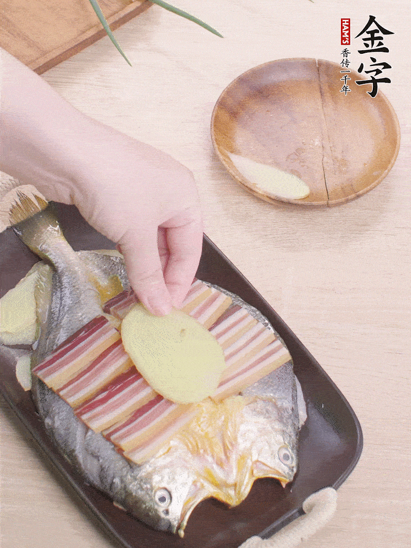 铺咸肉，，放姜片、、、葱结。。。水开后蒸8分钟，，焖3分钟。。。