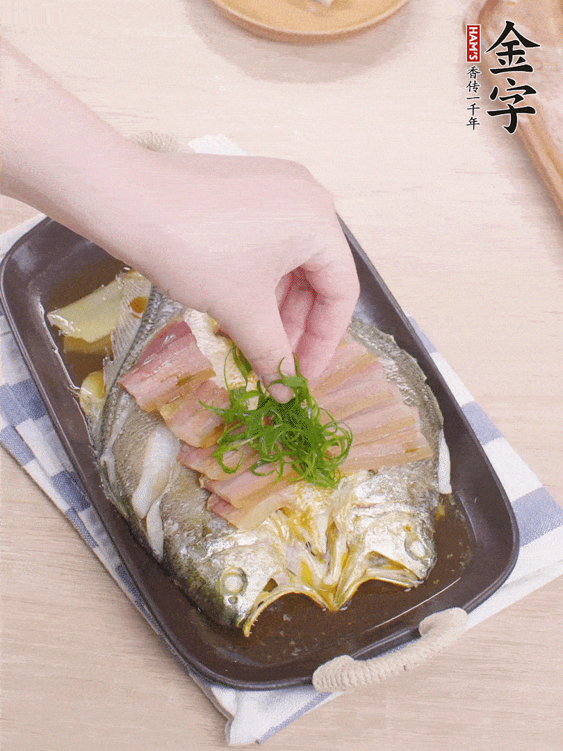 取出姜葱，，淋2勺蒸鱼豉油，，摆葱丝。。。