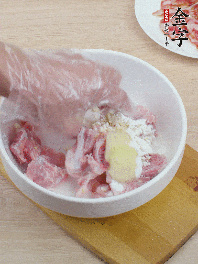 洗净的小排，，，加盐、姜、蒜末、淀粉、胡椒粉抓匀，，，腌制15分钟。。