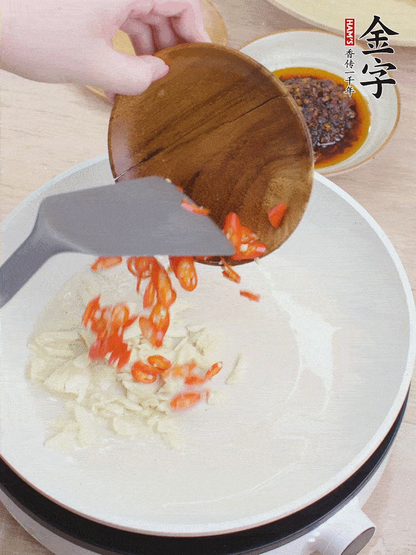 油热煸香蒜末、、、辣椒。。