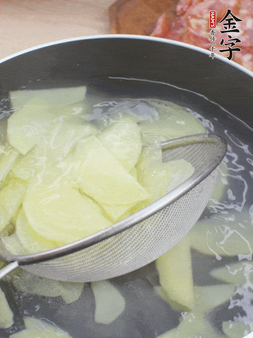 土豆去皮切片，，，汆烫1分钟。。。香肠切薄片。。。