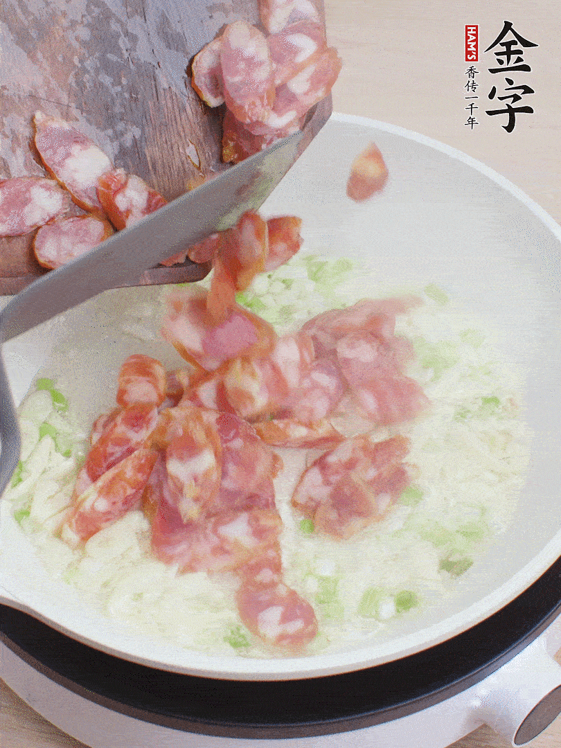 油5成热，，，蒜末、、葱白爆香，，，下香肠炒出香味。。。