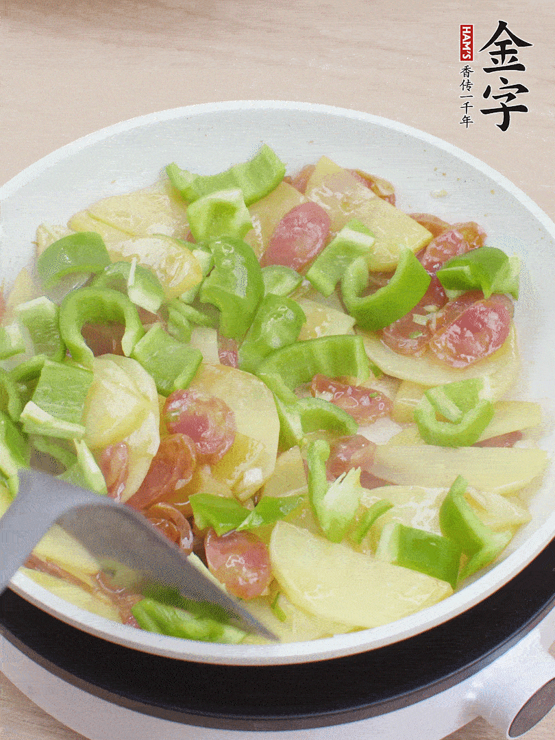下辣椒翻炒1分钟。。。