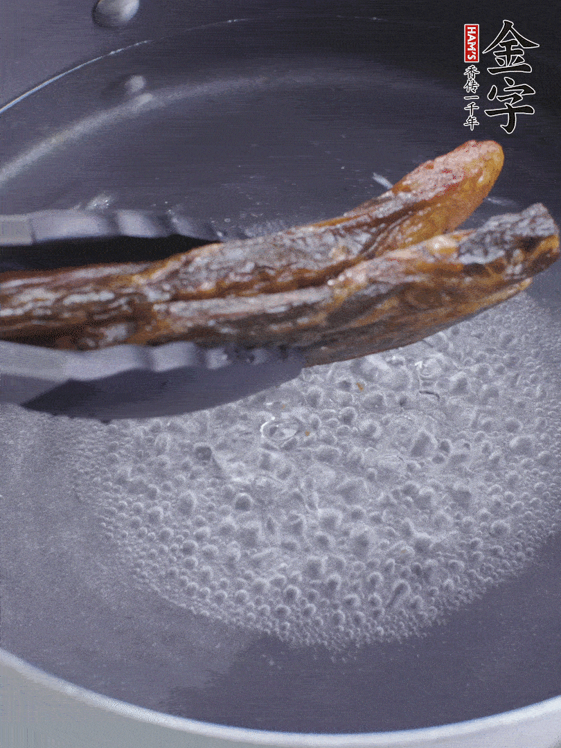 金字酱油肉水煮15分钟，切薄片。。。