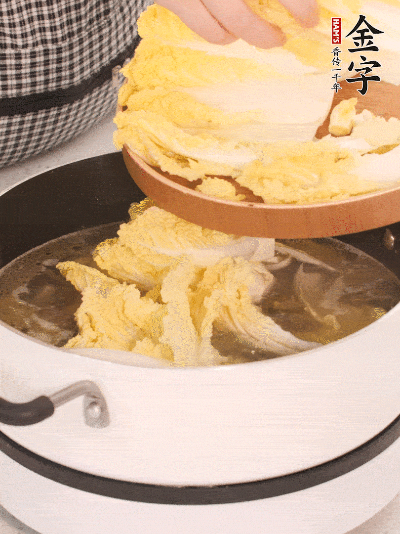 放入娃娃菜、、金针菇再炖煮5分钟。。。