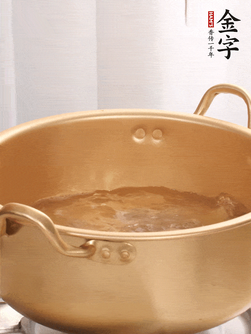 排骨加姜片、料酒，，，冷水下锅焯水，，，撇去浮沫。。。