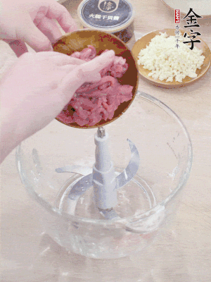 江南野笋干浸泡至软；；猪五花肉切薄片；；腐皮改刀切成长方形。。