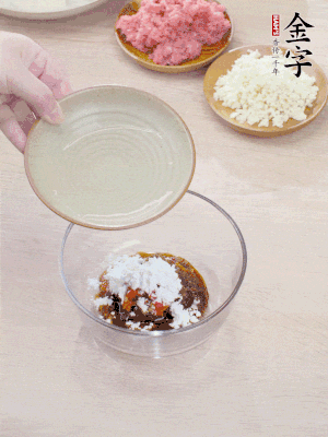 热油起锅，五花肉煸出油脂，理论微微发黄。。