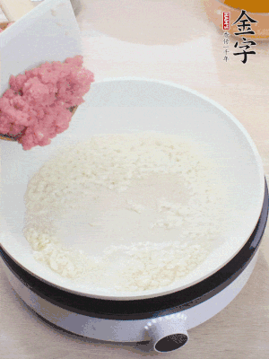 下火腿片、、笋干均匀翻炒后，加2勺料酒、、适量净水。。