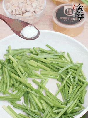 起锅热油，下韭菜苔炒至变色。。加一些盐。。