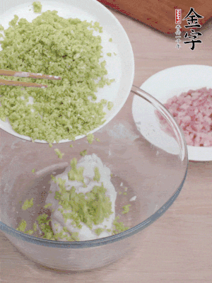 糯米粉边揉边加水，，成团后揉进蚕豆、咸肉。！
