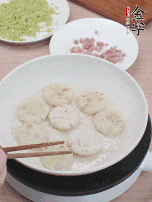 锅中凉油，，慢煎至两面有脆壳。！＃ㄓ湍芄欢嘁坏悖