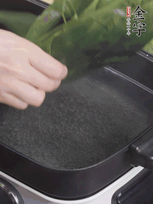 粽叶入沸水煮1分钟，翻面再煮1分钟，洗濯干净加水浸泡。