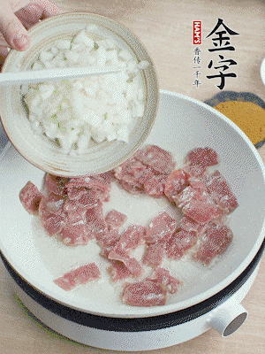 顺次下洋葱、红菜椒、豌豆！！、玉米粒翻炒均匀。。