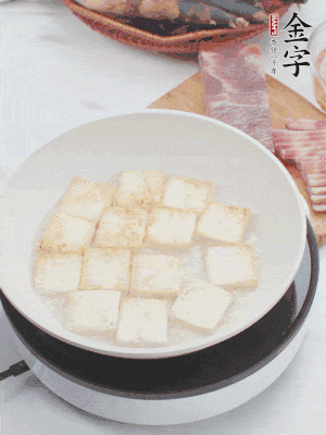 热锅冷油，，，豆腐煎到两面金黄。。