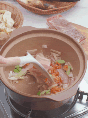 砂锅中倒入油，，，放入姜片、葱段、咸肉、海米炒出香味。。