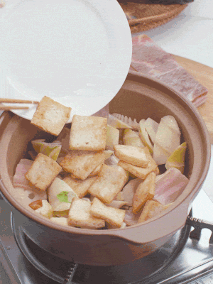 顺次下春笋、豆腐，，，开水没过食材。。