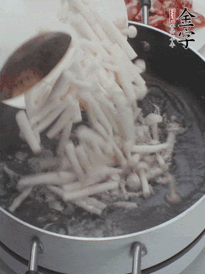 白玉菇改刀焯水30秒。。。