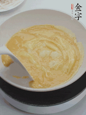 2个鸡蛋炒散。。。