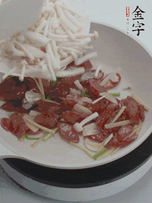 放白玉菇、、青红辣椒、、鸡蛋。。。