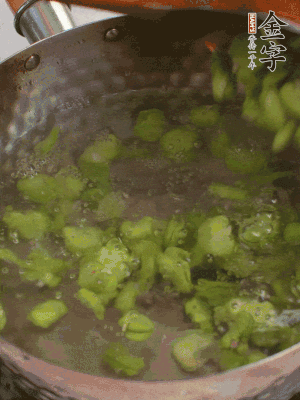 锅中水沸，，，放一撮盐，，，下蚕豆豆瓣焯3分钟，，，下百合，，，3秒捞出，，，一路捞出沥水。！！！