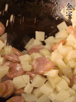 再放烤肠片煎熟。。。撒点盐、、、孜然粉、、、辣椒面。。。