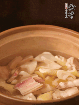 春笋、、咸肉、、咸肉一路入砂锅，加姜片、、料酒、、净水大火煮沸到汤色变白。转小火慢笃半小时。