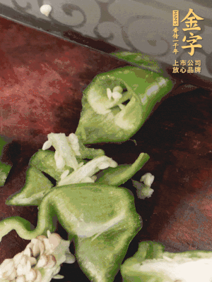 辣椒洗净斜切成段，，蒜切片。。
