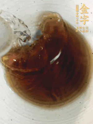 黄酒中加净水、、蒸鱼豉油、、白砂糖混合均匀。。
