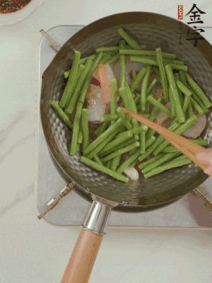 下掰好的缸豆段翻炒，略焖煮。！